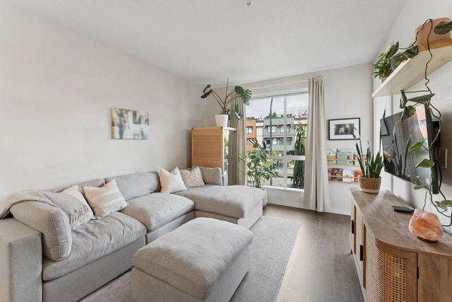625 E 3rd Street 210, North Vancouver