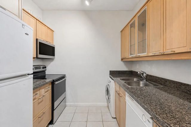 827 W 16th Street 304, North Vancouver