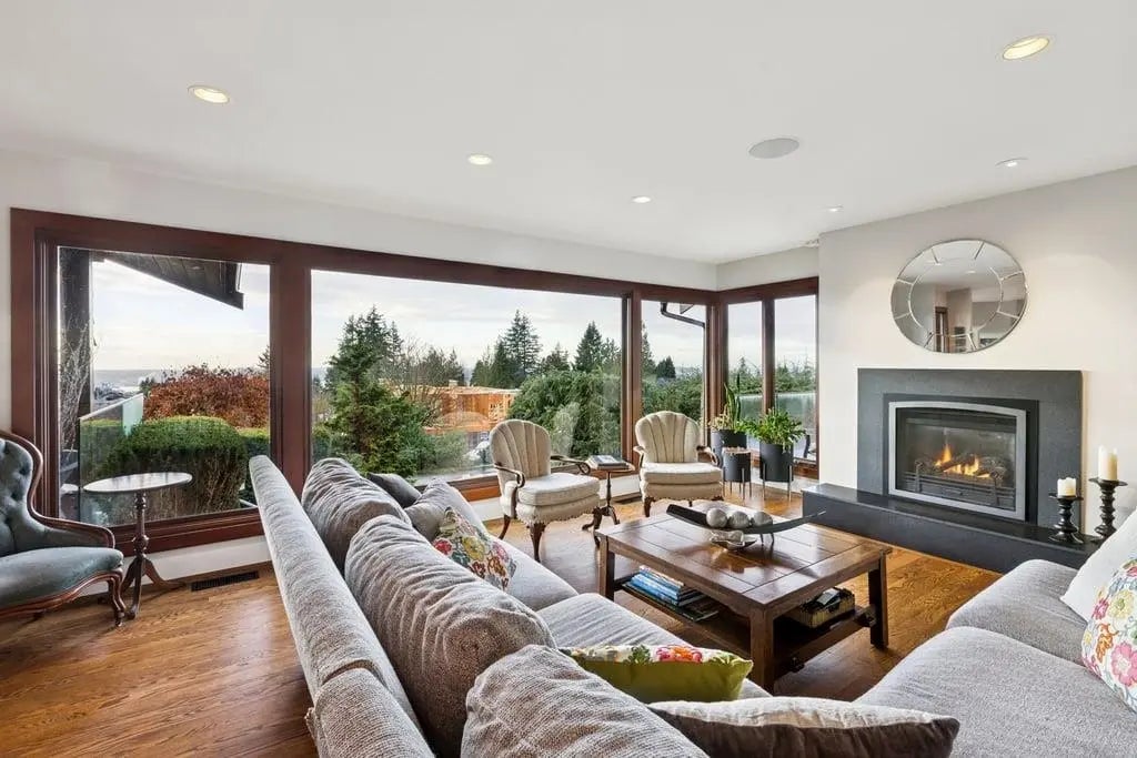 124 Carisbrooke Crescent, North Vancouver