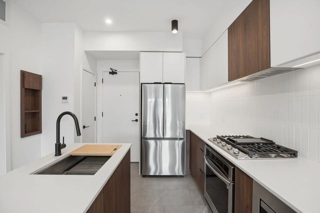 623 Kemsley Avenue 612, Coquitlam