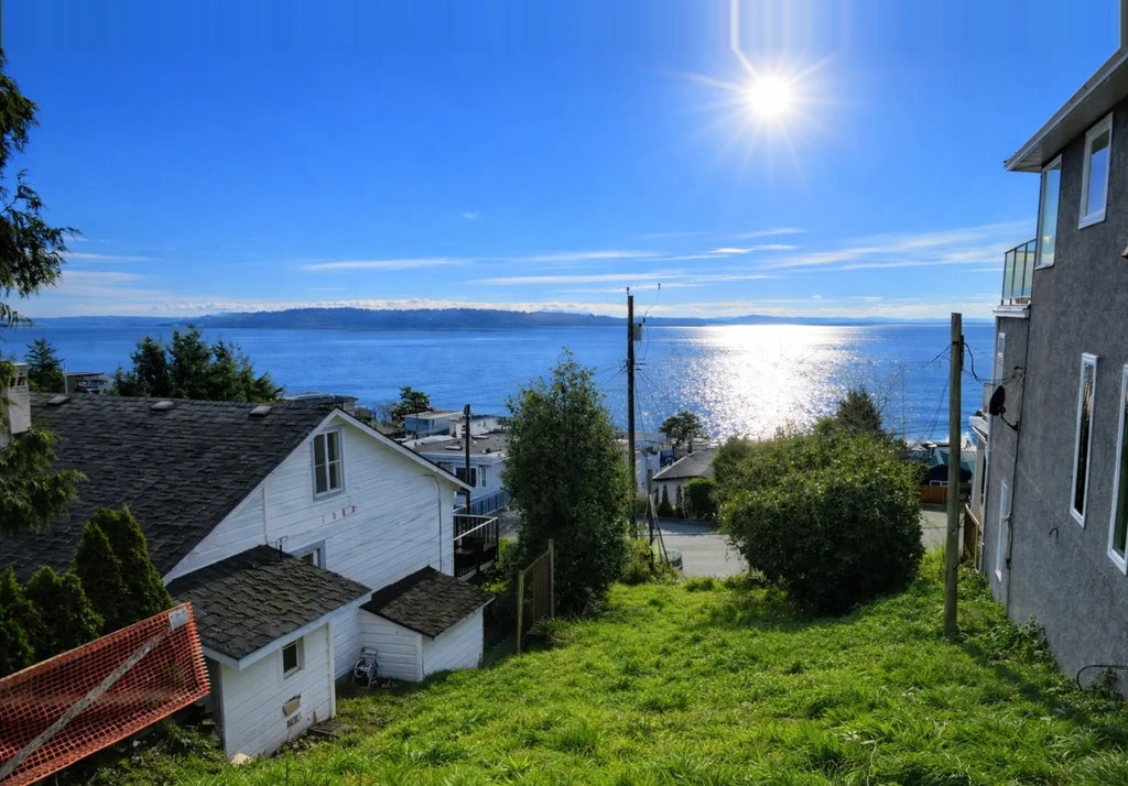 15519 Columbia Avenue, White Rock