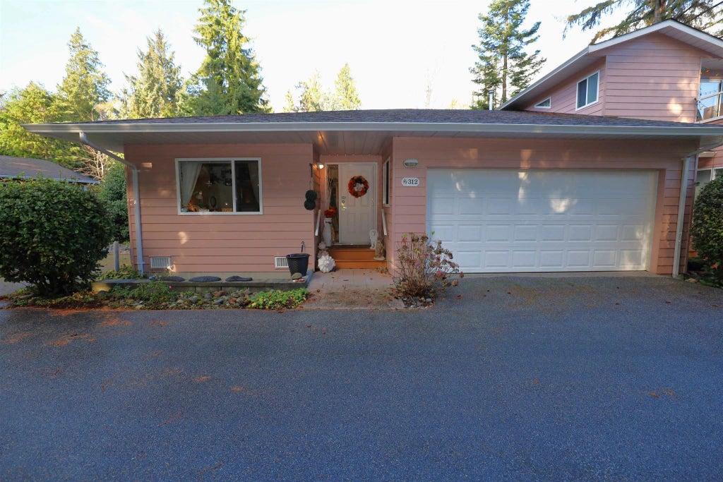 1585 Field Road 312, Sechelt