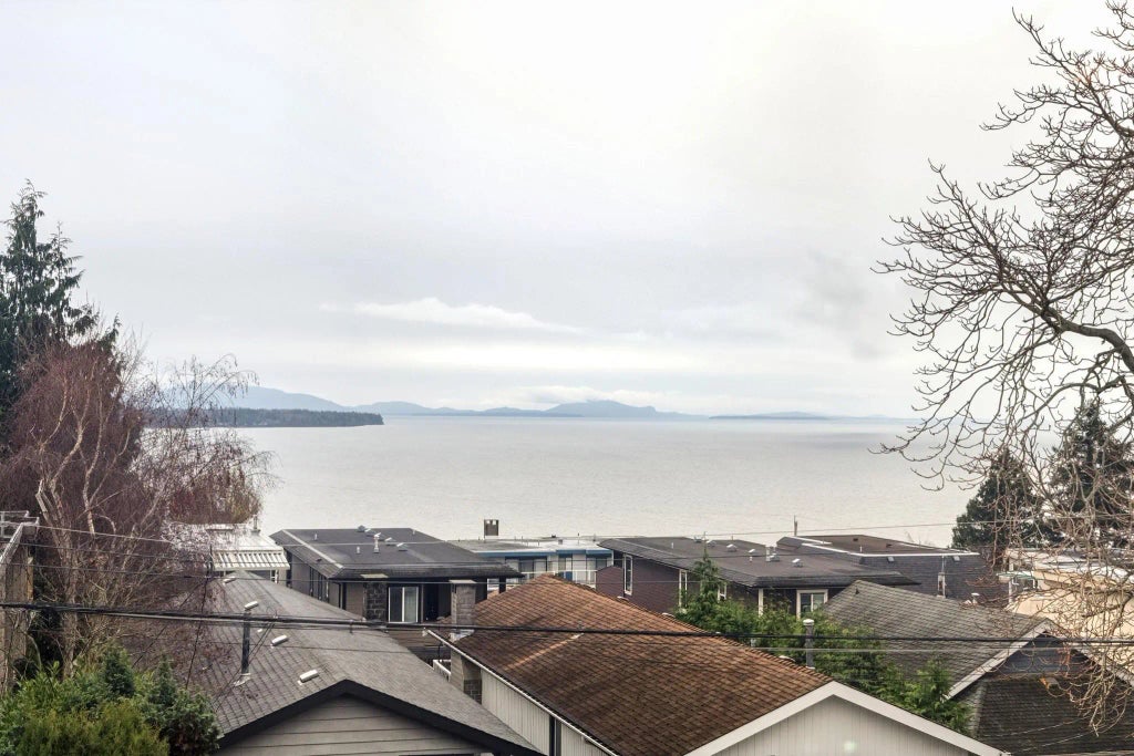 15176 Buena Vista Avenue 204, White Rock