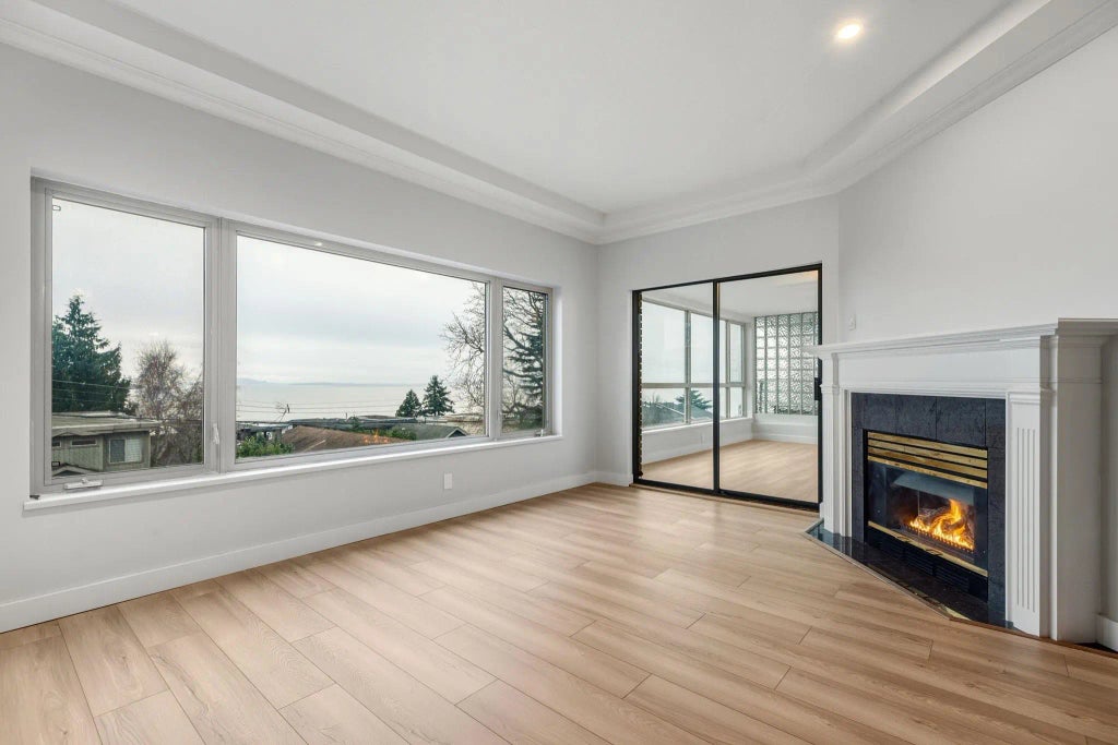 15176 Buena Vista Avenue 204, White Rock