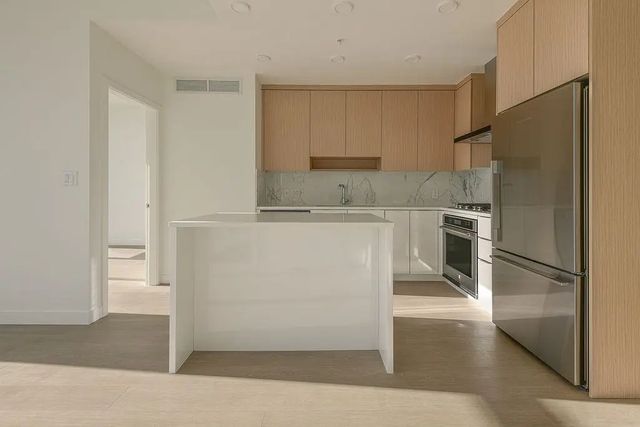 699 Whiting Way 2108, Coquitlam