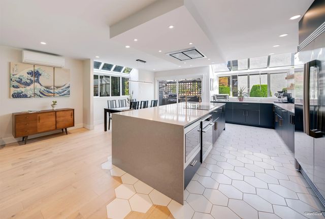 2022 Chesterfield Avenue, North Vancouver