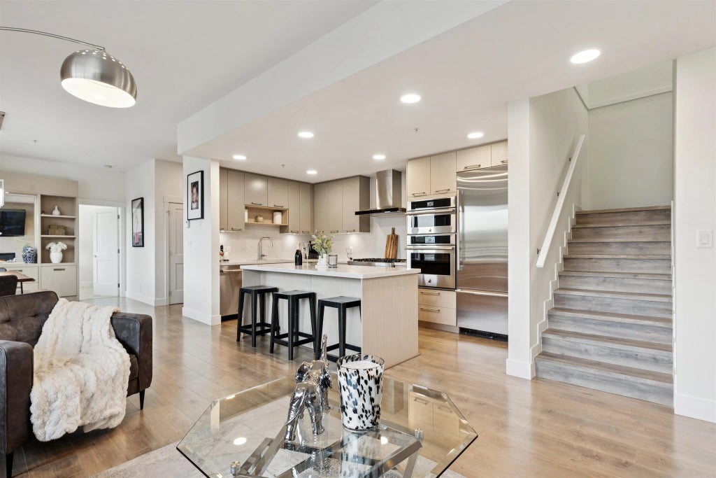 14022 North Bluff Road 501, Surrey