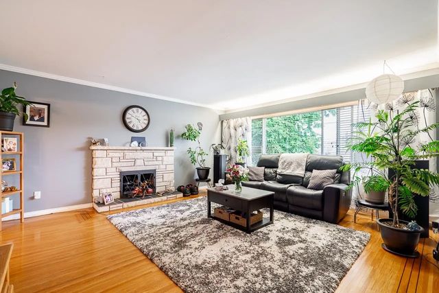 12528 Pinewood Crescent, Surrey