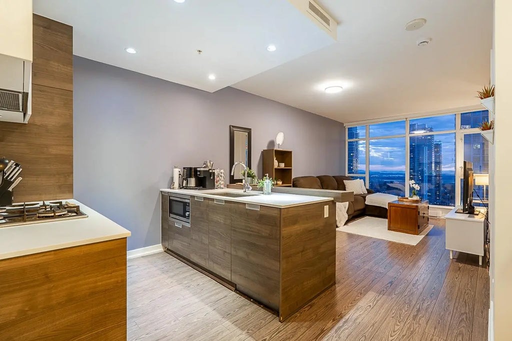 4688 Kingsway 2910, Burnaby