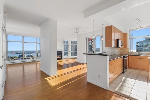 160 E 13th Street 1406, North Vancouver