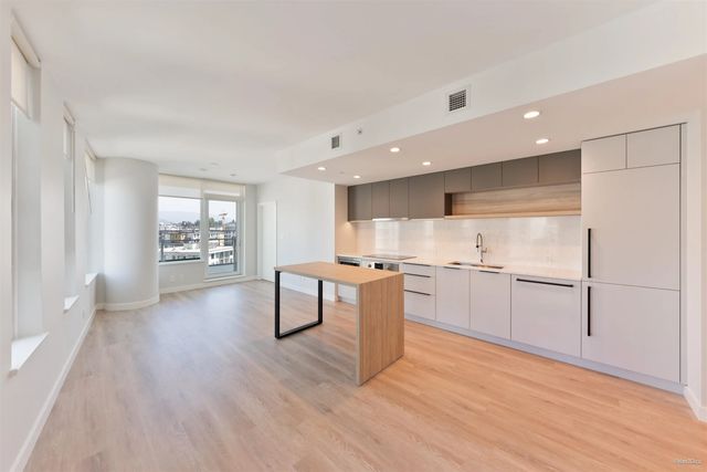 567 Emerson Street 1105, Coquitlam