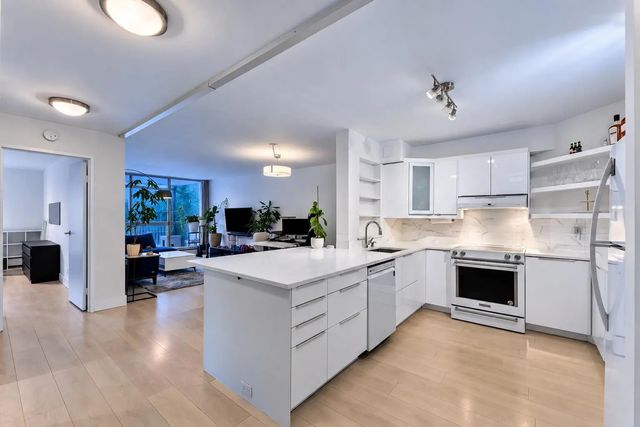 2024 Fullerton Avenue 905, North Vancouver