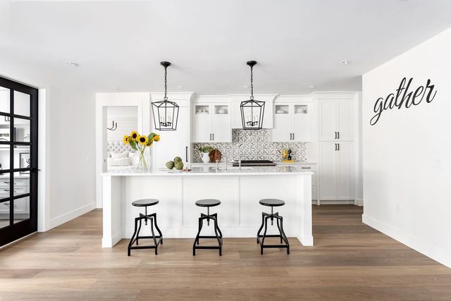 1055 Ridgewood Drive 102, North Vancouver