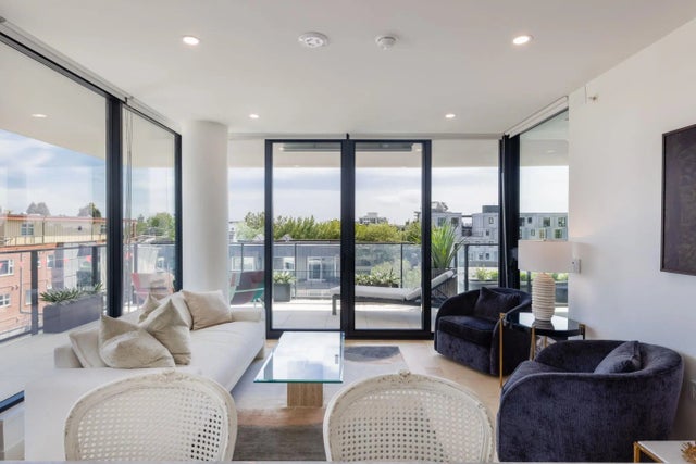 135 E 13th Street 302, North Vancouver