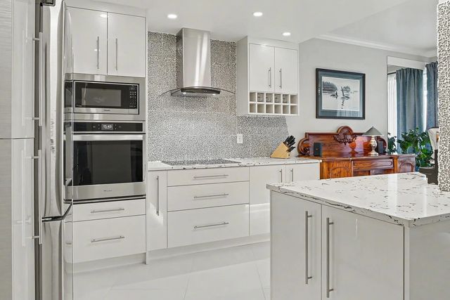 1765 Martin Drive 208, Surrey