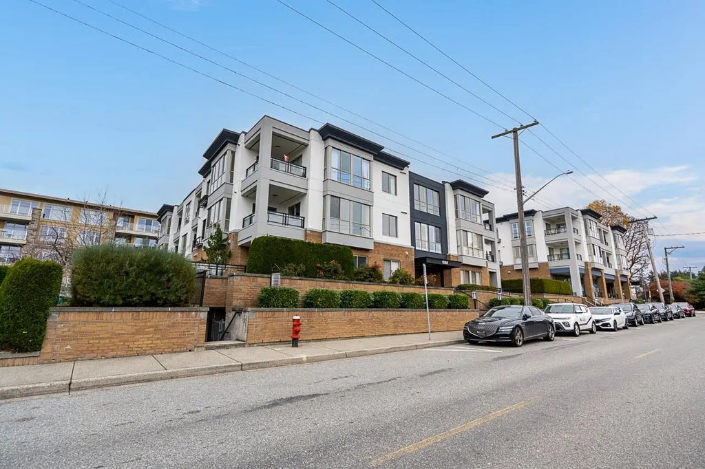 15169 Buena Vista Avenue 102, White Rock