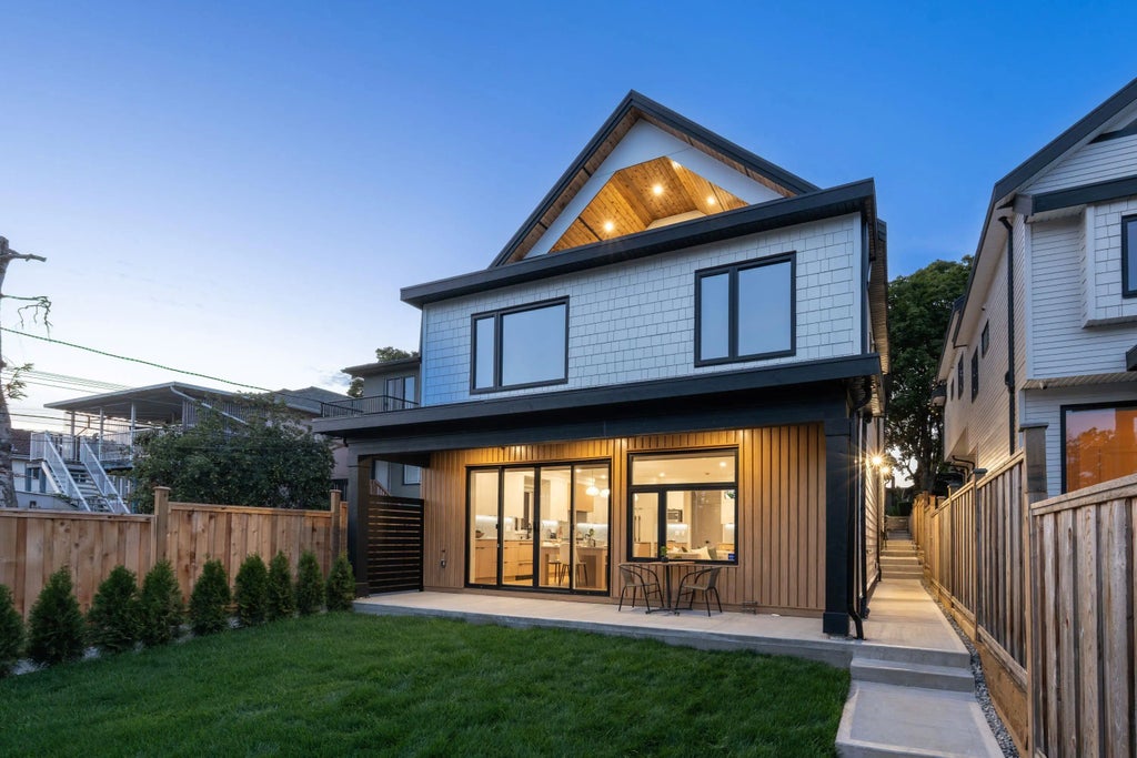 3576 E Pender Street 2, Vancouver