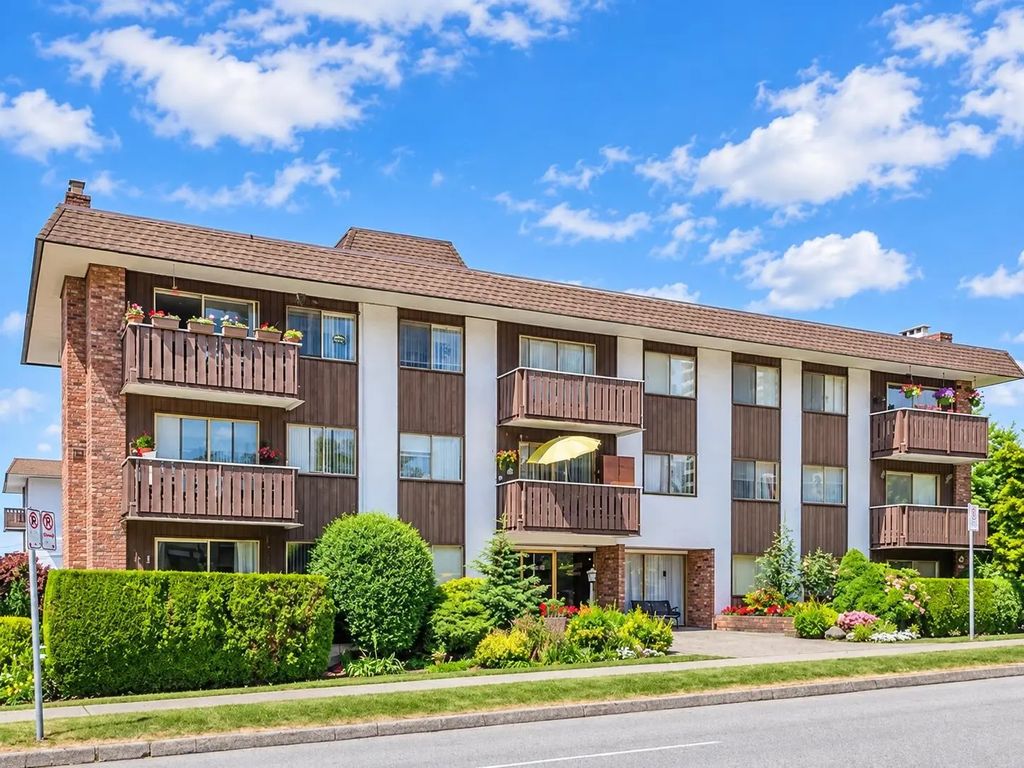 1345 Chesterfield Avenue 202, North Vancouver
