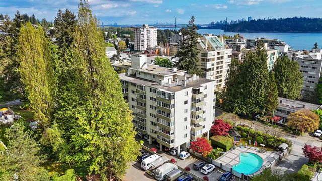 1425 Esquimalt Avenue 212, West Vancouver