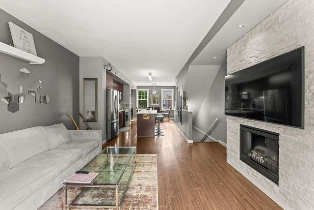18983 72a Avenue 38, Surrey