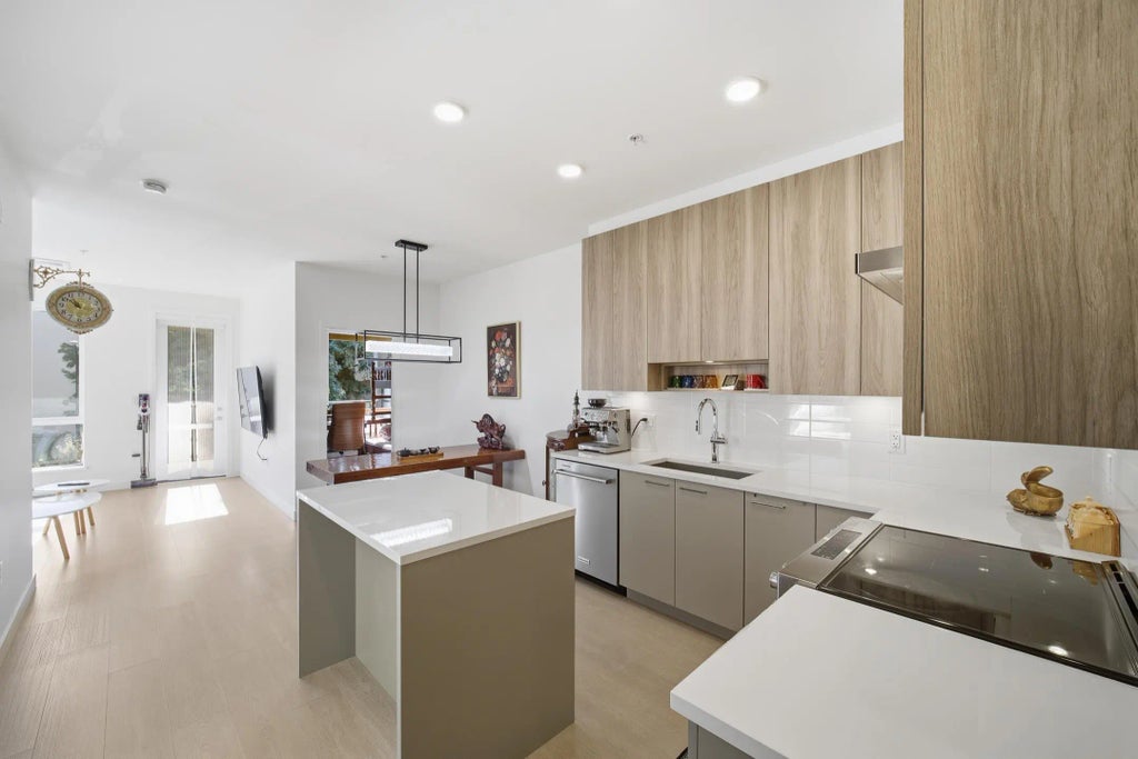 7588 16th Street 309, Burnaby