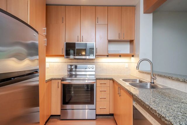 580 Raven Woods Drive 204, North Vancouver