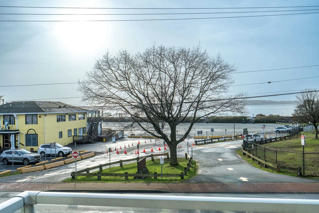 15777 Marine Drive 204, Surrey