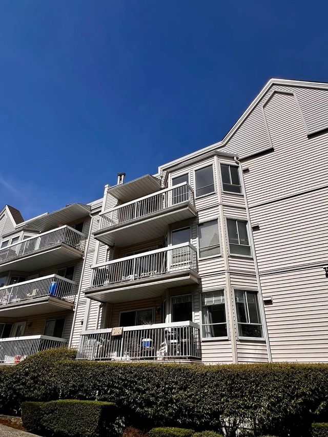 9299 121 Street 313, Surrey