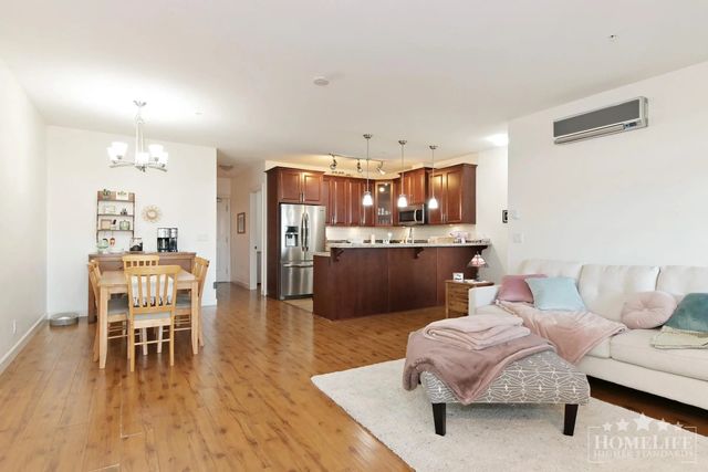 8067 207 Street 528, Langley