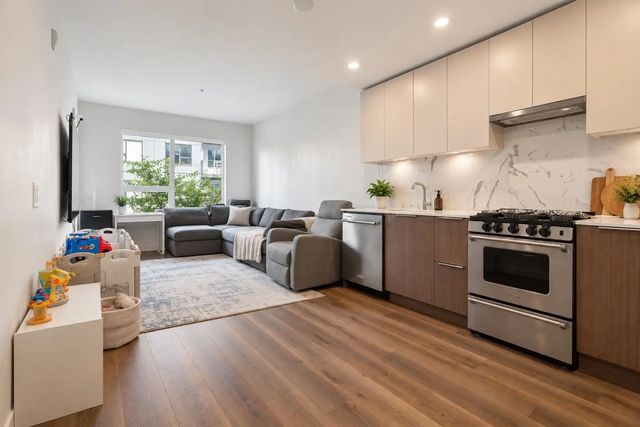 645 Como Lake Avenue 217, Coquitlam