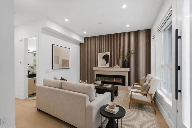 12873 Marine Drive 101, Surrey