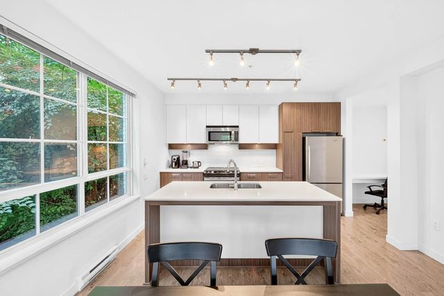 608 Como Lake Avenue 203, Coquitlam