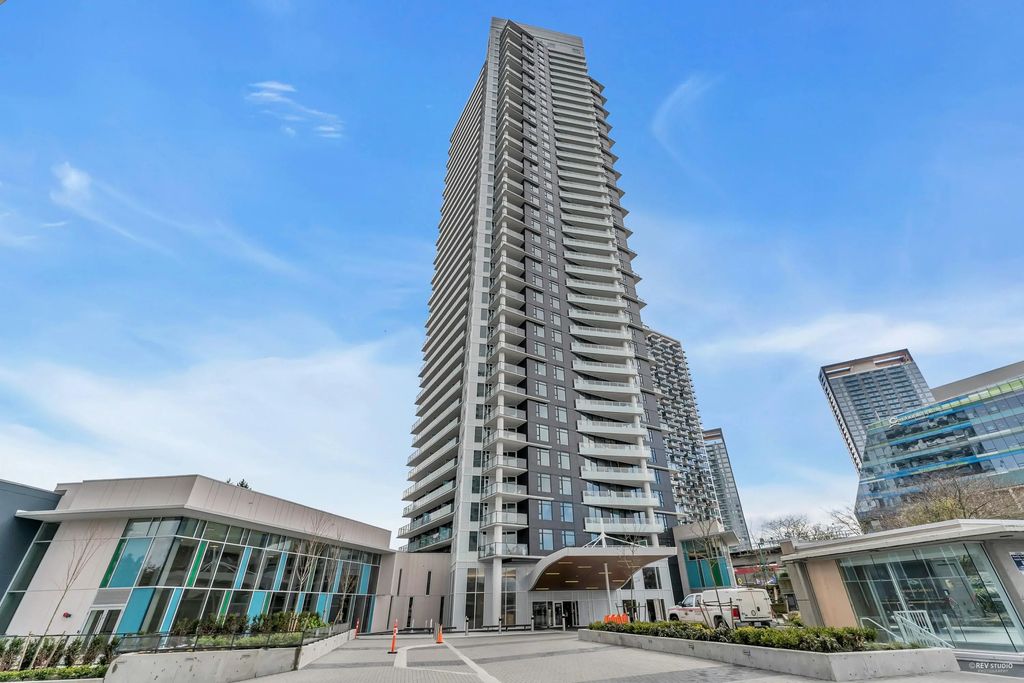 9887 Whalley Boulevard 3705, Surrey