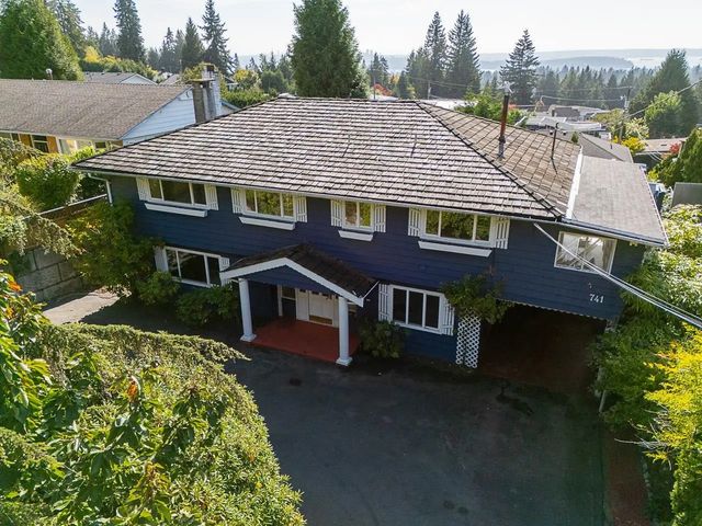 741 Montroyal Boulevard, North Vancouver
