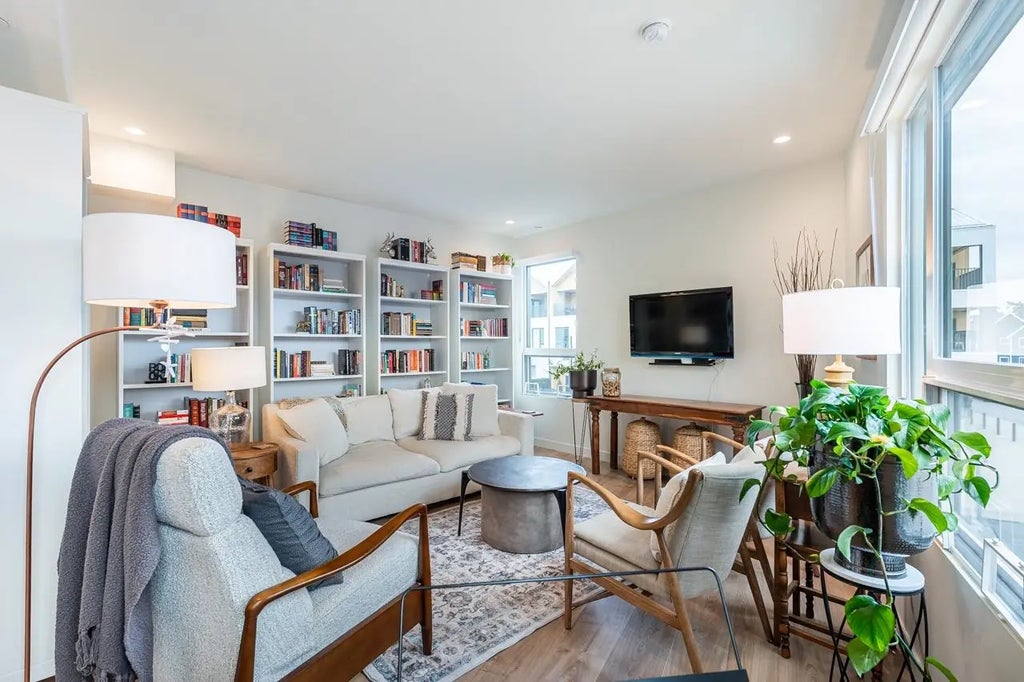 6340 Market Avenue 12, Delta