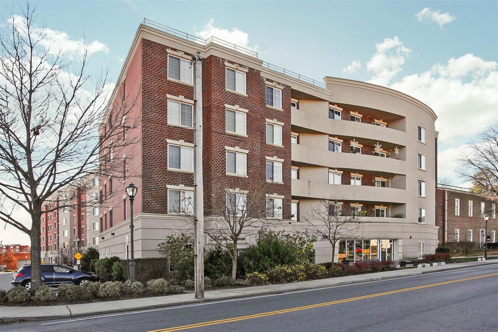 1 of 1 - 242 Maple Avenue 215, Westbury, NY