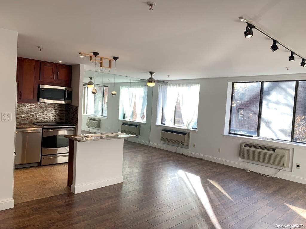 1 of 1 - 10 Canterbury Road 1g, Great Neck Plaza, NY