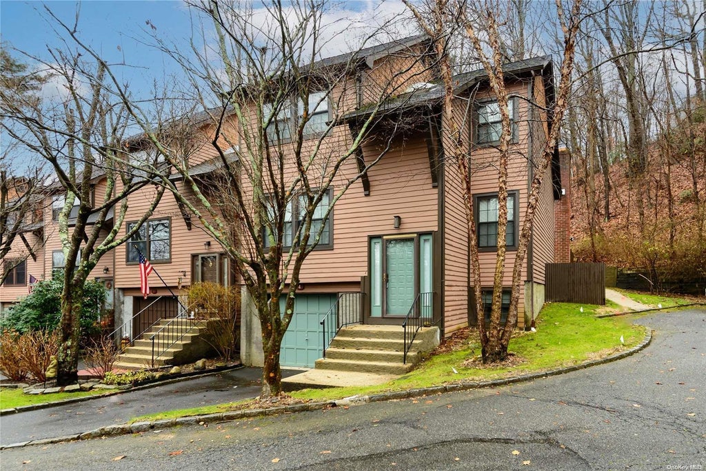 1 of 1 - 4 Adams Court, Upper Brookville, NY