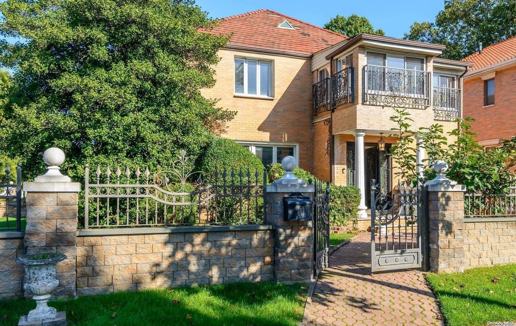 1 of 1 - 216-05 85th Avenue, Oakland Gardens, NY