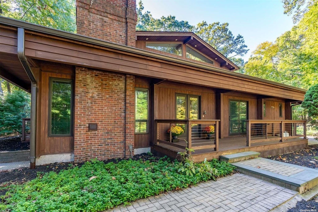 1 of 1 - 19 Oakwood Drive, Lloyd Neck, NY