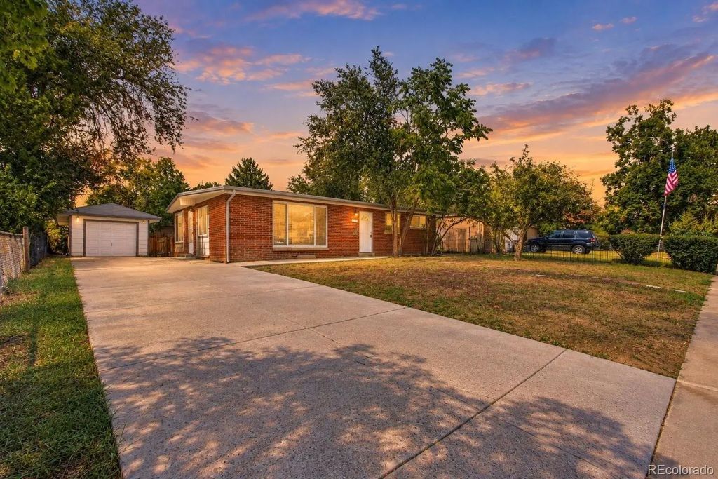 1377 S Chase Street, Lakewood
