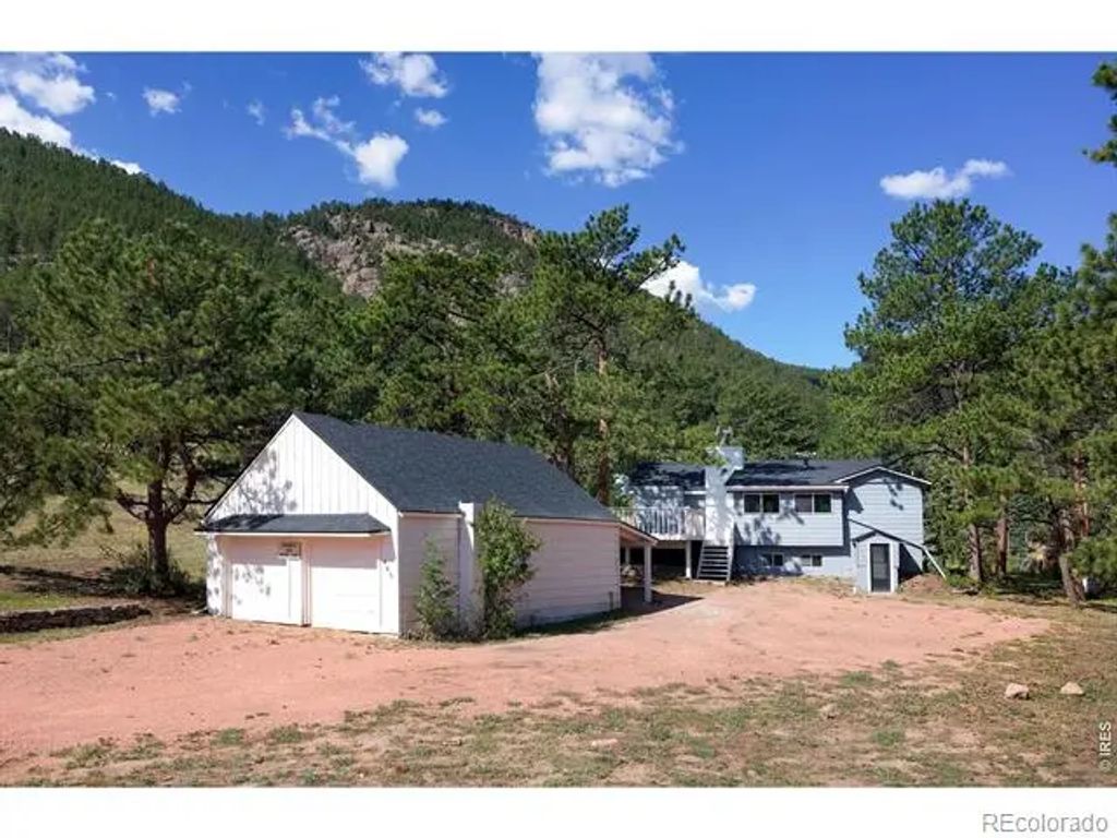 465 Deer Lane, Lyons