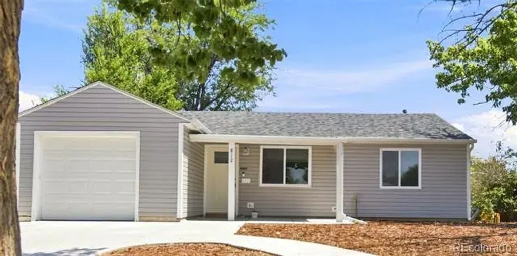 812 Geneva Street, Aurora