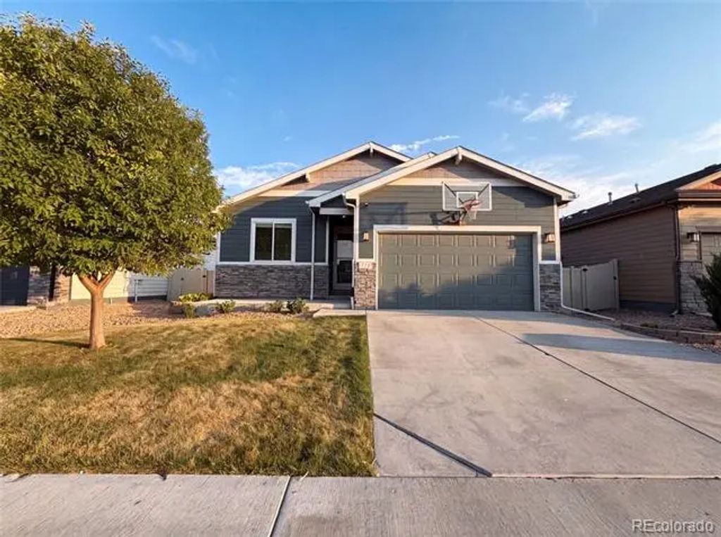 712 N Country Trail, Ault