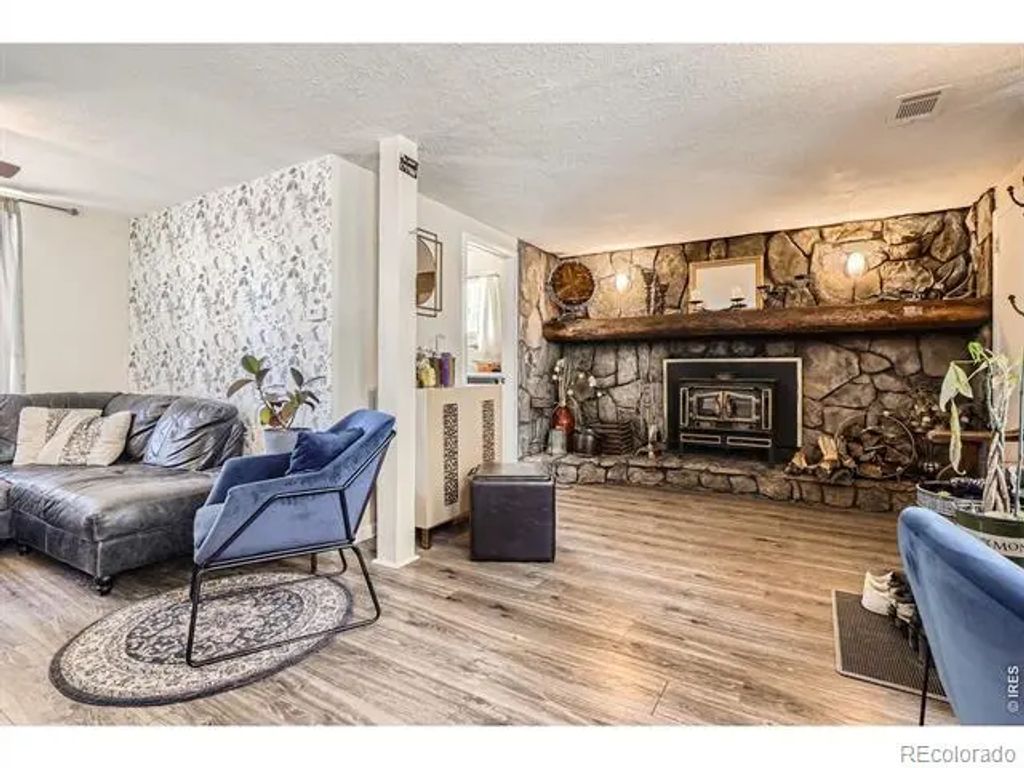 33 L Road, Golden