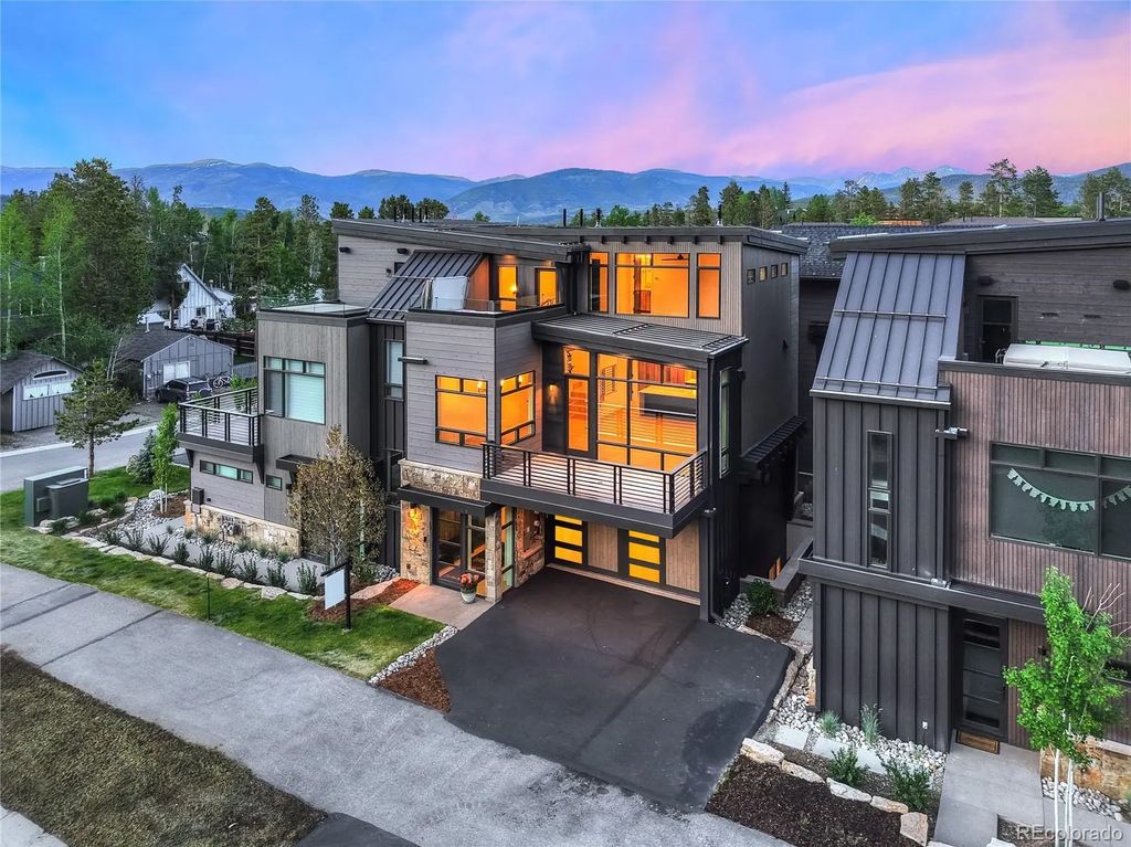 318 S 2nd Avenue, Frisco
