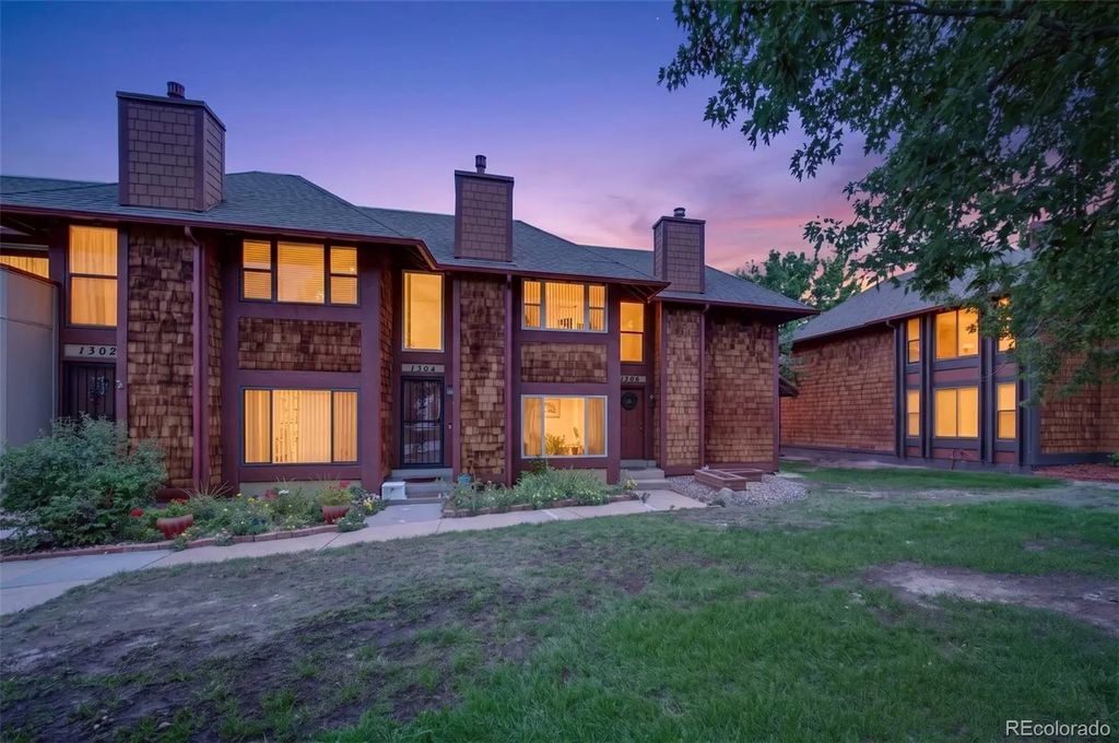 1306 S Carson Way, Aurora