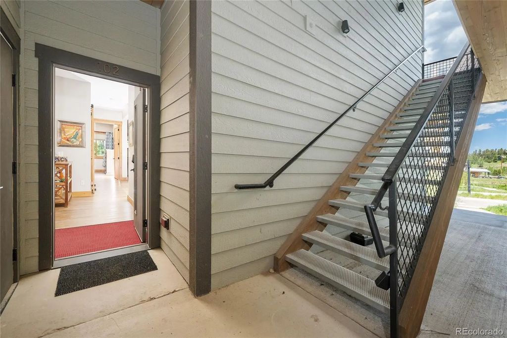 40 Springview Lane B102, Fraser