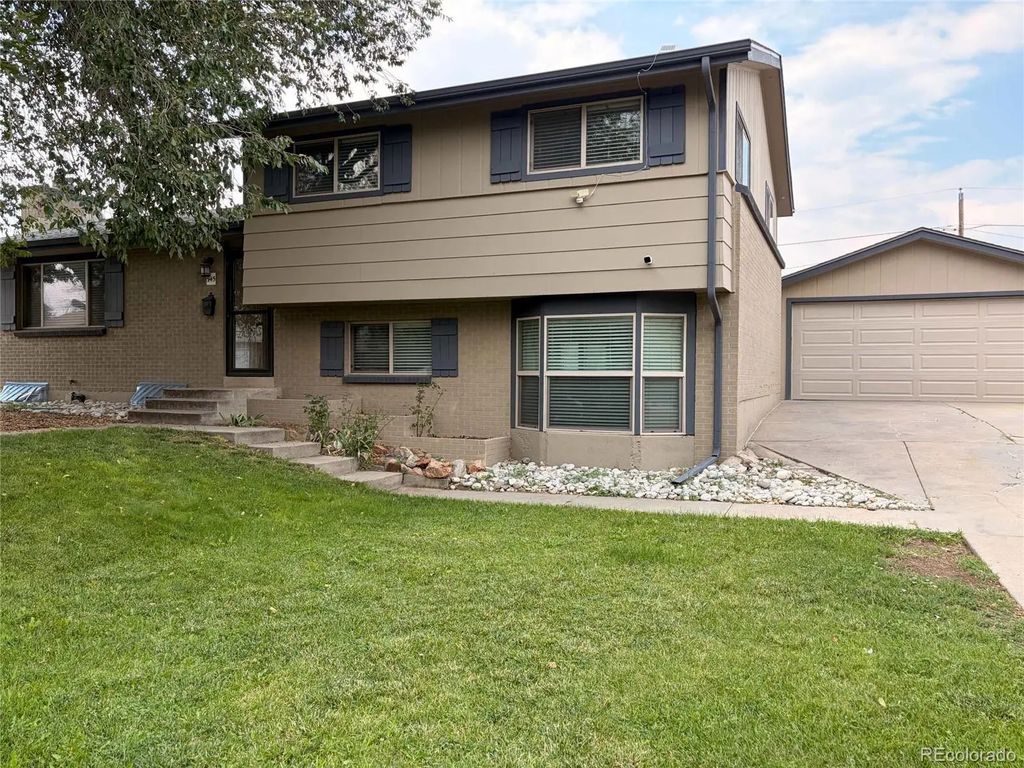 945 Dearborn Street, Aurora