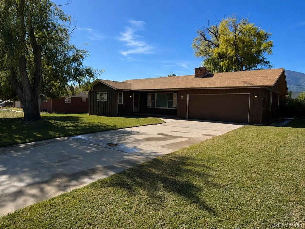325 Crestone Avenue, Salida